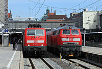 Noch vor wenigen Jahren waren die Baureihen 111 und 218 bei der DB unverzichtbar. Zwischenzeitlich gehören beide Baureihen fast schon zum „alten Eisen“! Am 5.5.2014 stehen die 111 067 und 218 462 mit ihren Zügen nach Mittenwald bzw. Füssen abfahrbereit in München Hbf.

