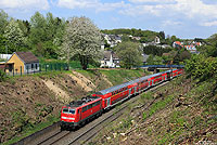 Umfangreiche Rodungsarbeiten zwischen Ennepetal und Schwelm lassen neue Fotomotive zum Vorschein kommen. Aus Dortmund kommend hat die 111 117 mit dem RE10422 den Scheitelpunkt der KBS455 passiert und erreicht in wenigen Minuten den Bahnhof Schwelm.