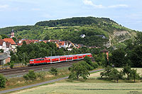Vor wenigen Jahren noch bildete die Baureihe 111 das Rückrad des Nahverkehrs zwischen Würzburg und Gemünden. Heute fahren diese Lokomotiven hier nur noch wenige Leistungen. Mit dem RE4620 (Würzburg – Frankfurt) fährt die 111 184 in Retzbach Zellingen ein. 27.6.2014