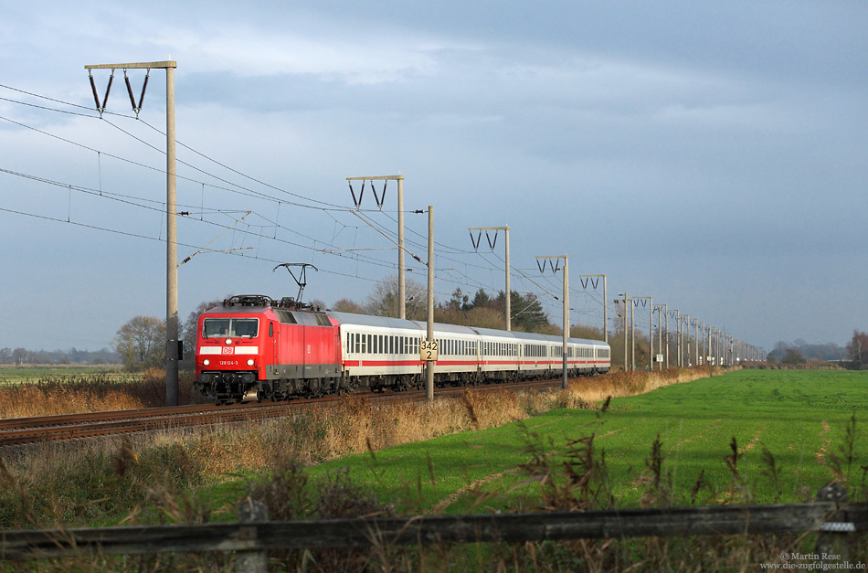 Mit dem IC133 (Luxemburg – Norddeich Mole) am Haken fährt die 120 124 bei Oldersum dem nächsten Halt Emden entgegen. 11.11.2014 