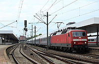 Mit dem „Nachtzug“ EN453 Paris – Moskau steht die 120 157 abfahrbereit in Mannheim Hbf, 2.9.2014. Der Begriff Nachtzug stimmt allerdings nicht so ganz, da der Zug für die Strecke 40 Stunden benötigt – und so zwangsläufig auch bei Tage unterwegs ist!

