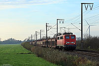 Während das Rheinland am 11.11.2014 mal wieder außer Rand und Band ist, geht es in Ostfriesland ruhiger zu. Nahe Oldersum rollt der Oldie 140 214 (Indienststellung: 31.10.1961) mit einem Güterzug gen Süden.