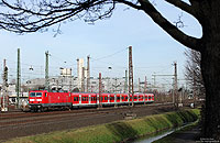 Die S6 (Essen – Köln Nippes) ist die letzte S-Bahnlinie an Rhein und Ruhr, die planmäßig mit der Baureihe 143 und x-Wagen gefahren wird. Am 24.2.2014 fährt die 143 330 bei Düsseldorf Derendorf nach Köln.