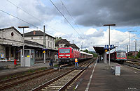 Im Mai 2014 begann der Umbau des Bahnhofs Lauda. Neben einer Unterführung entstehen neue Mittelbahnsteige. So wird sich das Gesicht des Bahnhofs vollständig verändern. Am 13.5.2014 musste noch die örtliche Aufsicht den Überweg sichern, bevor die Stuttgarter 143 965 die Fahrt mit dem RE4929 (Würzburg – Stuttgart) fortsetzen konnte.