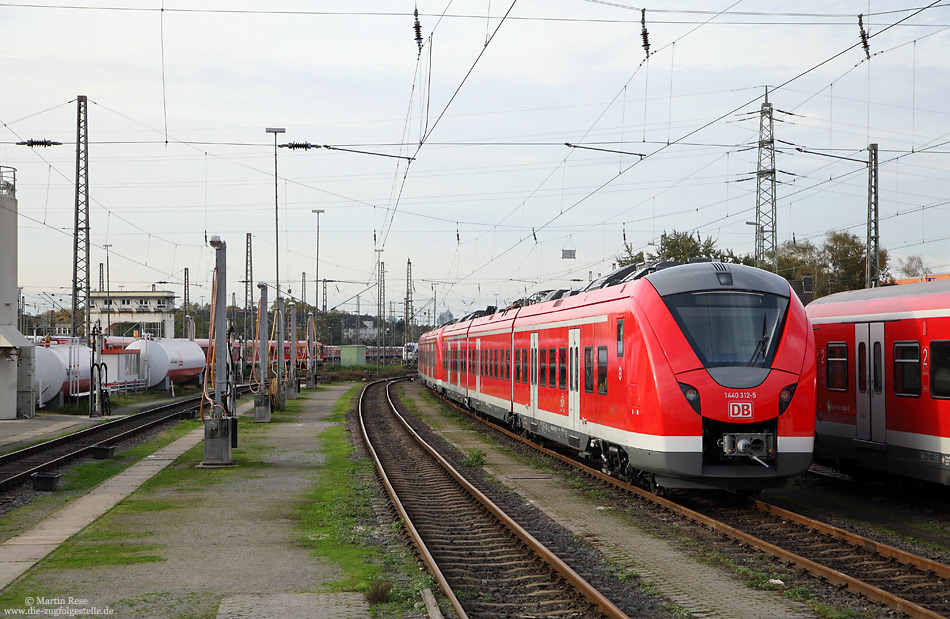 Schon vor der Indienststellung bekamen die neuen S-Bahnzüge der Baureihe 1440 den Spitznamen „Grinskatze“ verpasst! Ab Dezember sollen die Triebwagen auf der S8 eingesetzt werden. Am 26.10.2014 weilten die 1440 312 und 1440 308 zur Lokführerausbildung in Düsseldorf Abstellbahnhof.