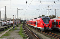 Schon vor der Indienststellung bekamen die neuen S-Bahnzüge der Baureihe 1440 den Spitznamen „Grinskatze“ verpasst! Ab Dezember sollen die Triebwagen auf der S8 eingesetzt werden. Am 26.10.2014 weilten die 1440 312 und 1440 308 zur Lokführerausbildung in Düsseldorf Abstellbahnhof.