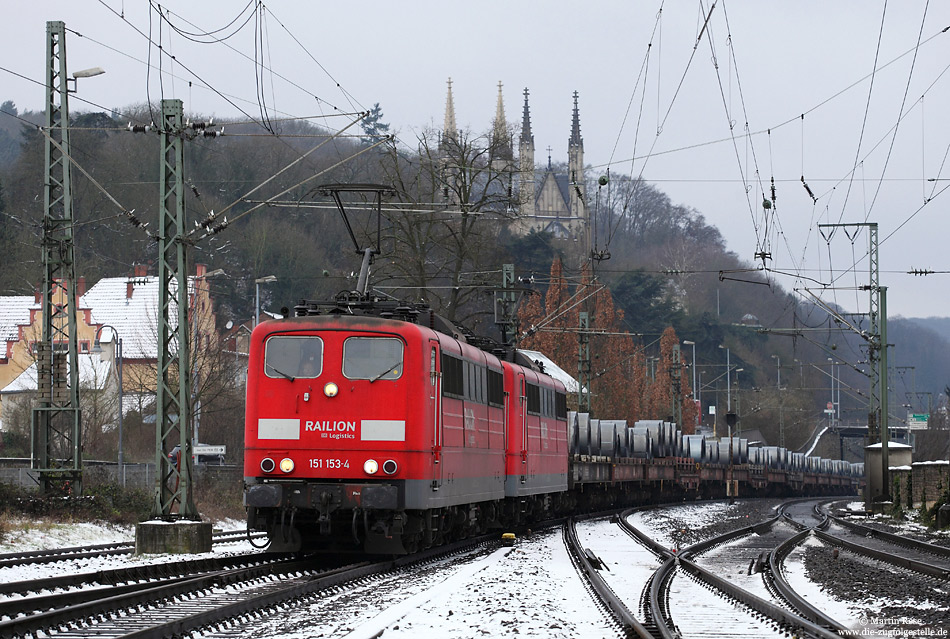 Mit der Hoffnung auf ein paar Schneefotos fuhr ich am 29.12.2014 an die Ahrtalbahn. Die Umsteigezeit in Remagen nutzte ich um den mit der 151 153 und 151 149 bespannten GM60305 (Oberhausen West – Andernach) abzulichten.

