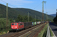 Nachdem mich das Wetter oder die Arbeit im Juni weitgehend vom Fotografieren abgehalten hatte, zog es mich am 27.6.2014 an die Strecke zwischen Würzburg und Gemünden. Nahe Werntal fährt die 151 160 mit einem KLV-Zug gen Süden. 

