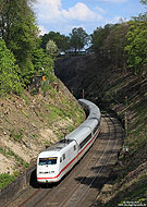 Eine weitere Aufnahme aus dem Einschnitt zwischen Ennepetal und Schwelm zeigt den 402 019, unterwegs als ICE950 von Berlin Ostbahnhof nach Köln Hbf. 25.4.2014