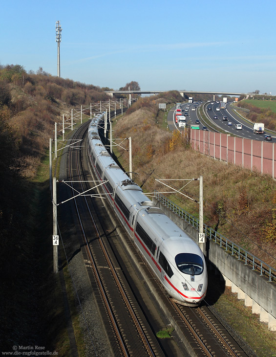 Bei Thomasberg fährt der aus dem 403 028 und 403 002 gebildete ICE612 nach Dortmund Hbf.