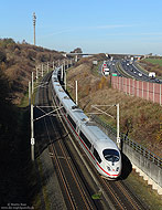 Bei Thomasberg fährt der aus dem 403 028 und 403 002 gebildete ICE612 nach Dortmund Hbf.