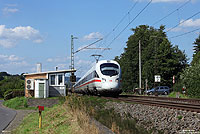 Auf der Fahrt von Leipzig nach Wiesbaden passiert der aus dem 411 526 und 415 006 gebildete ICE1558 den Schrankenposten in Unterhaun. 8.8.2014