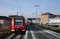 Am 15. Dezember 2013 wurde der planmäßige Reisezugverkehr auf der 12 Kilometer langen Strecke Lindern - Heinsberg wieder auf genommen, nachdem dieser am 26.9.1980 eingestellt wurde. Am Vormittag des 22.1.2014 wartet der sehr gut besetzte 425 573 in Heinsberg auf die Abfahrtszeit nach Aachen.