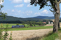 Seit 2006 verkehren die blau/grauen FLIRT’s der „Cantus Verkehrsgesellschaft“ auf der Nord-Südstrecke zwischen Kassel und Fulda. Auf dem Weg nach Kassel hat der CAN24204 soeben Haunetal Neukirchen verlassen, 8.8.2014.
