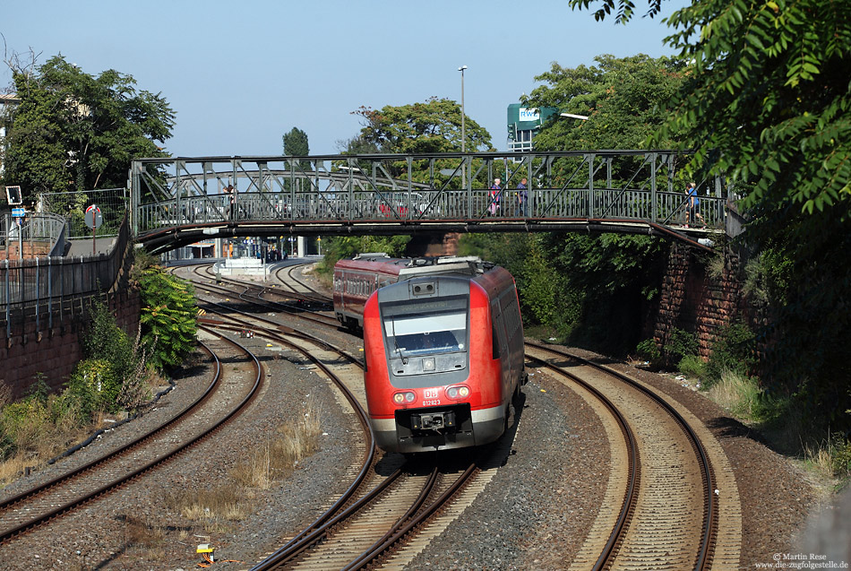 Den letzten Herbst erleben die Neigetechnikzüge der Baureihe 612 auf der Nahetalbahn. Unterwegs als RE3310 (Frankfurt (Main) Hbf – Saarbrücken Hbf) verlässt der 612 123 und 612 118 Bad Kreuznach. 17.9.2014