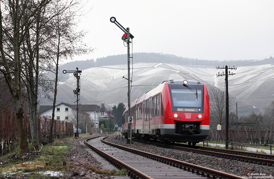 Als RB11110 (Bonn – Ahrbrück) verlässt der 620 031 den Bahnhof Dernau, 29.12.2014. Der LINT81 kommt auf dem langen Umlauf zum Einsatz, während der „kleine“ LINT zwischen Remagen und Dernau pendelt.