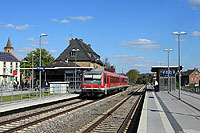 Neben den Kaiserslauterner 628 kommen auf der Nahetalbahn auch die zweimotorigen 628/629 zum Einsatz. Aus Mainz kommend erreicht die aus dem 629 004/628 904 gebildete RB13628 den erst kürzlich modernisierten Bahnhof Bad Sobernheim. 16.4.2014

