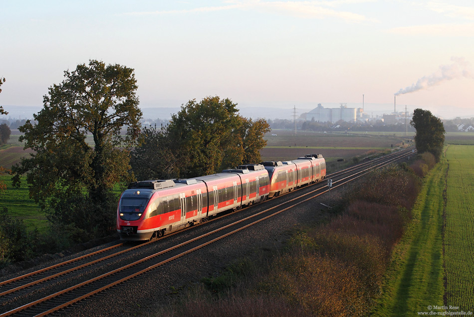 Im letzten Licht des 28.10.2014 fährt die, aus dem 644 016 und 644 018 gebildete, RB12386 bei Großbüllesheim nach Köln.