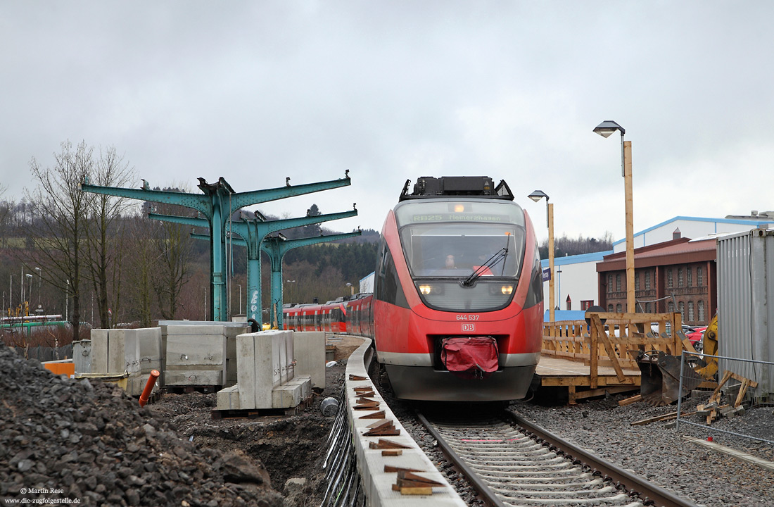 644 537 als RB11530 aus Köln Hansaring im Bahnhof Marienheide mit Behelfsbahnsteig