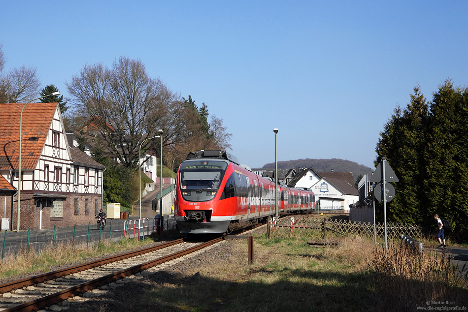 Westlich von Overath fährt die RB11549 nach Köln Hansaring. 10.3.2014