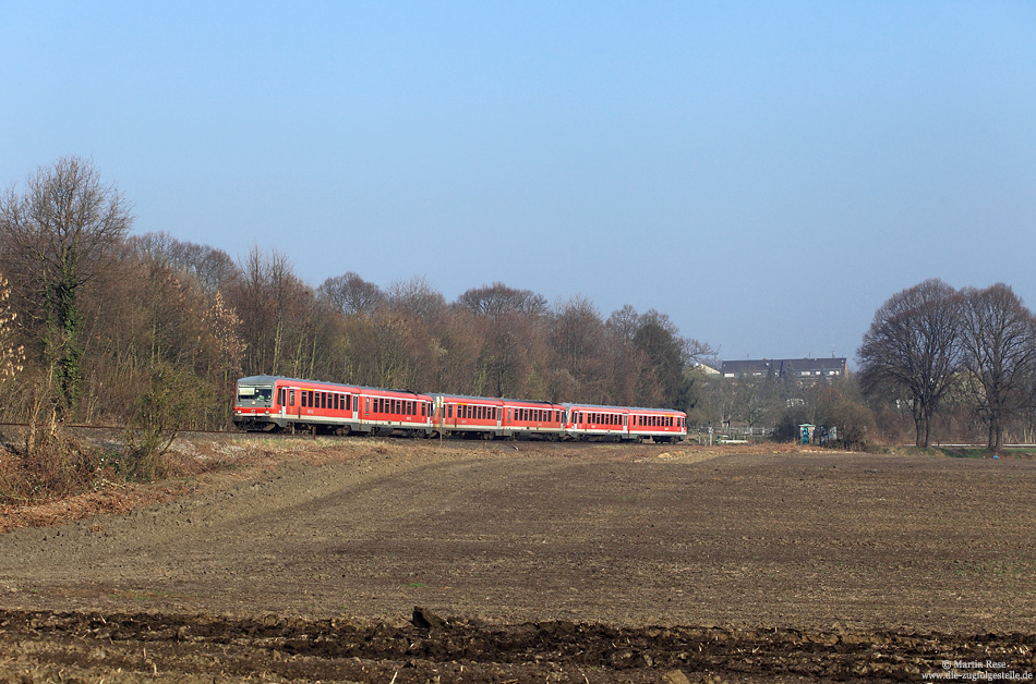 Nach wie vor ist die Baureihe 628 auf der Eifelstrecke anzutreffen. Bis zur Inbetriebnahme der neuen Triebwagen (Baureihe 620/622), die sich nun bis in den Spätsommer hinziehen soll, wird sich an diesem Zustand auch nichts ändern. Am Morgen des 12.3.2014 fährt eine dreiteilige 628-Garnitur bei Kierberg als RE11411 nach Trier.