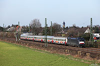 Seit Ende 2013 sind beim Hamburg-Köln-Express (HKX) angemietete Eurofima-Wagen der SNCB im Einsatz. Am 24.2.2014 fährt die ES64 U2-030 mit einer solchen Zuggarnitur bei Duisburg Rahm als HKX1802 nach Köln Hbf.