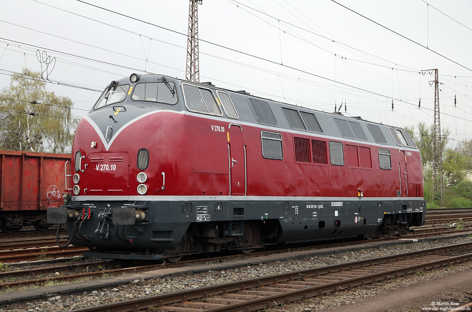 Hinter der V270.10 der SLG verbirgt sich der ehemalige 221 124 der Deutschen Bundesbahn. Am 4.4.2014 wartet die 1964 von Krauss Maffei gebaute und 2011 in Neustrelitz modernisierte Lok in Hamm Rbf auf den nächsten Einsatz.