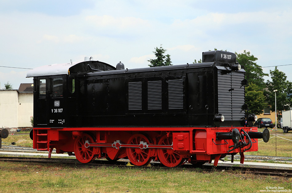 Beim Sommerfest des DB-Museums in Koblenz Lützel wurde die äußerlich aufgearbeitete V36 107 vorgestellt. Die Lok kam Anfang des Jahres aus Bremen, wo sie lange Zeit auf dem Denkmalsockel stand und sich in einem entsprechenden Zustand befand. 