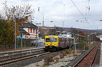 Die Taunusbahn führt von Friedrichsdorf nach Brandoberndorf. Seit 1993 fährt hier die Taunusbahn. Aus Gräfenwiesbach kommend erreicht der VT2E21 den Bahnhof Friedrichsdorf.