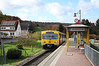 Unter der Federführung der HLB wurde der 1985 eingestellte Abschnitt Gräfenwiesbach und Brandoberndorf im September 1999 reaktiviert. Am Endpunkt Brandoberndorf steht der VT2E21 abfahrbereit nach Bad Homburg, 8.11.2014