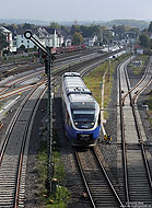 Der Nahverkehr auf der Sennebahn wird nach wie vor von der Nord-West-Bahn betrieben. Zum Einsatz kommen zwei- und dreiteilige Triebwagen vom Typ TALENT. Am Nachmittag des 2.10.2014 verlässt der VT643 327 als NWB75434 (Paderborn Hbf – Brackwede) den Bahnhof Paderborn Nord.