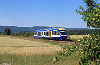 Auch auf der 28 Kilometer langen Strecke Halberstadt – Thale prägt der Harz-Elbe-Express das Bild. Auf dem Weg von Thale in die Landeshauptstadt Magdeburg erreicht der HEX80143 in wenigen Augenblicken Quedlinburg. Im Vordergrund verläuft die Strecke nach Gernrode, die 2005/2006 von 1435mm auf 1000mm umgespurt wurde.