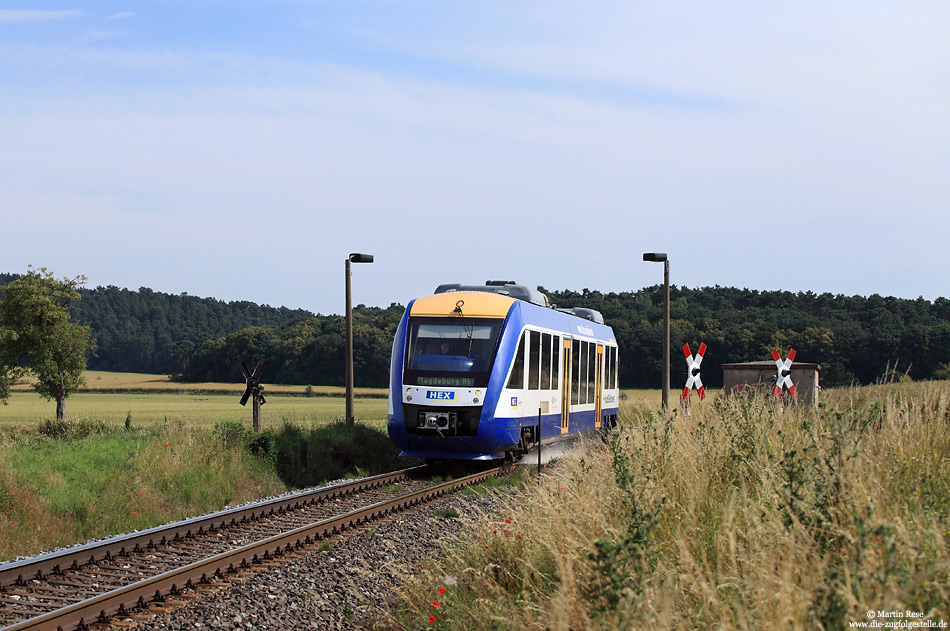 Zwischen Halberstadt und Blankenburg kommen die kurzen LINT27 zum Einsatz. Bei Börnecke fährt der VT873 als HEX80317, ab Halberstadt mit dem Zug aus Thale gekuppelt, nach Magdeburg Hbf. 4.7.2014