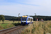 Zwischen Halberstadt und Blankenburg kommen die kurzen LINT27 zum Einsatz. Bei Börnecke fährt der VT873 als HEX80317, ab Halberstadt mit dem Zug aus Thale gekuppelt, nach Magdeburg Hbf. 4.7.2014
