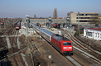 Auch der Bahnhof Emden gleicht einer Baustelle! Hier fährt die 101 055 mit dem IC 2432 (Cottbus – Norddeich Mole) ein. 8.3.2015