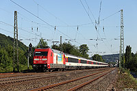 Mit dem über die rechte Rheinstrecke umgeleiteten EC6 (Chur – Hmb.Altona) passiert die 101 099 den Bahnhof Unkel. 30.6.2015