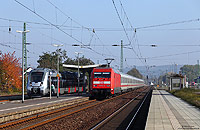 Auf der Fahrt von Leipzig Hbf nach Wiesbaden Hbf passiert die 101 116 mit dem IC2550 den Bahnhof Großheringen. Im Nachbargleis wartet der auf Probefahrt befindliche 9442 612 der ABELLIO-Rail auf die Weiterfahrt nach Erfurt. 28.10.2015