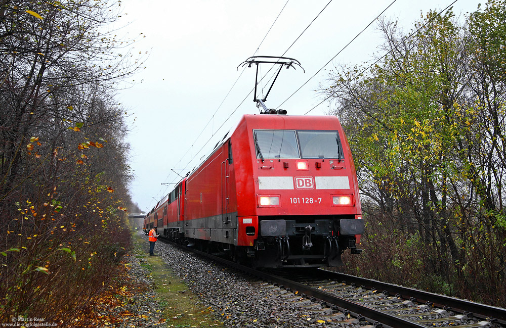 Am 15.11.2015 beendete ein umgestürzter Baum die Fahrt des RE26225 (Emden – Münster) bei Dörpen. Als Hilfslok wurde kurzerhand die 101 128 des IC2204 heran gezogen, um den nicht mehr fahrfähigen RE von der Strecke zu schleppen.



