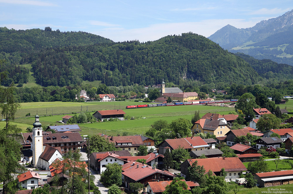 Wie bereits im Vorwort erwähnt, verbrachte ich Ende Mai ein verlängertes Wochenende in Bayern. Auf dem Weg nach München passiert ein mit einem Taurus-Doppel bespannter Güterzug das Kloster Reisach. Im Vordergrund ist der Ort Niederaudorf zu sehen. 28.5.2015