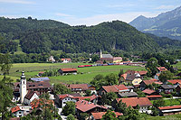 Wie bereits im Vorwort erwähnt, verbrachte ich Ende Mai ein verlängertes Wochenende in Bayern. Auf dem Weg nach München passiert ein mit einem Taurus-Doppel bespannter Güterzug das Kloster Reisach. Im Vordergrund ist der Ort Niederaudorf zu sehen. 28.5.2015