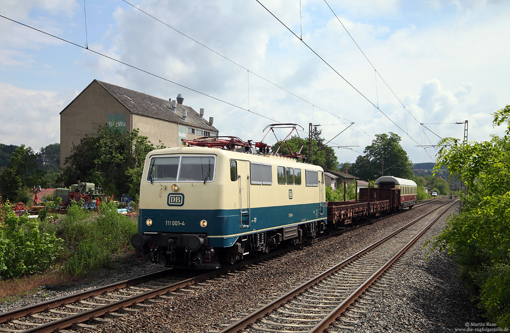 In der letzten Maiwoche ging es im Auftrag von DB-Museum auf Tour. Mit der 111 001 wurden am 26.5.2015 zwei Güterwagen von Lichtenfels nach Hamburg überführt. In Arnstein, auf der eingleisigen Werntalbahn, musste der 91341 die Kreuzung mit einem Gegenzug abwarten – Zeit für ein Foto!

