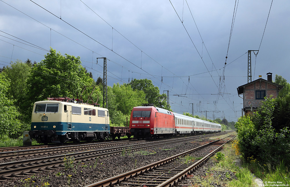 Eine weitere Aufnahme des Zuges entstand in Garßen. Hier wurde der Zug vom IC 2372 (Frankfurt – Stralsund) überholt.


