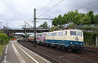 Tags darauf ging es mit der 216 221 im Schlepp, von Lübeck nach Gießen. Dort wird die 216 fortan von den Oberhessischen Eisenbahnfreunden betreut. Die Aufnahme des aus der 111 001, 216 221 und zwei Bremswagen gebildeten Zuges entstand in Hamburg Harburg.
