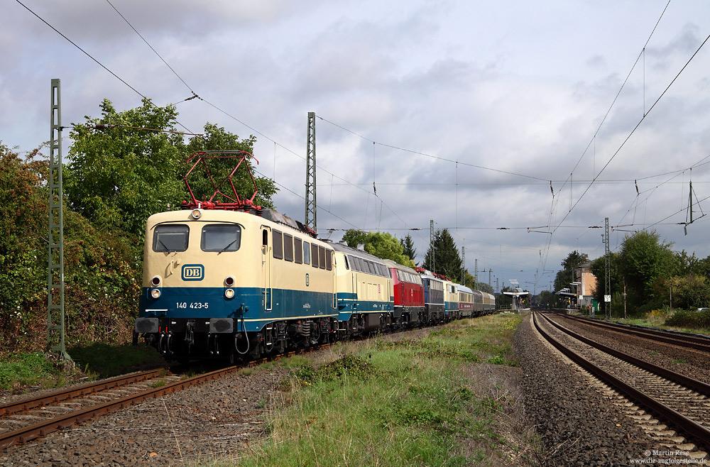… wo die 140 423 des Museums die Traktion übernahm. In Nieder Wöllstadt wurde der Zug von einem Regionalexpress überholt – Zeit für ein Foto!