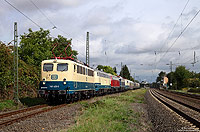 … wo die 140 423 des Museums die Traktion übernahm. In Nieder Wöllstadt wurde der Zug von einem Regionalexpress überholt – Zeit für ein Foto!