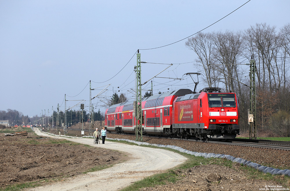 Die Rheintal- und die Schwarzwaldbahn sind das Haupteinsatzgebiet der Freiburger 146. Nahe Rastatt Süd fährt die 146 114 mit dem RE16841 nach Offenburg. 24.3.2015