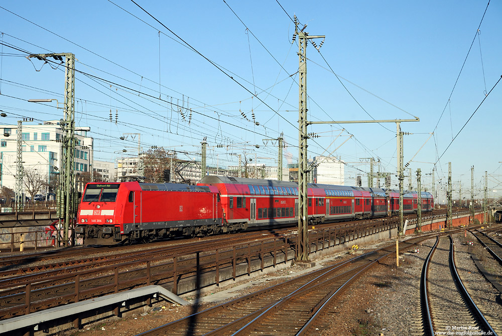 Aus Würzburg kommend fährt der mit der 146 203 bespannte RE4931 in Stuttgart Hbf ein. 5.1.2015