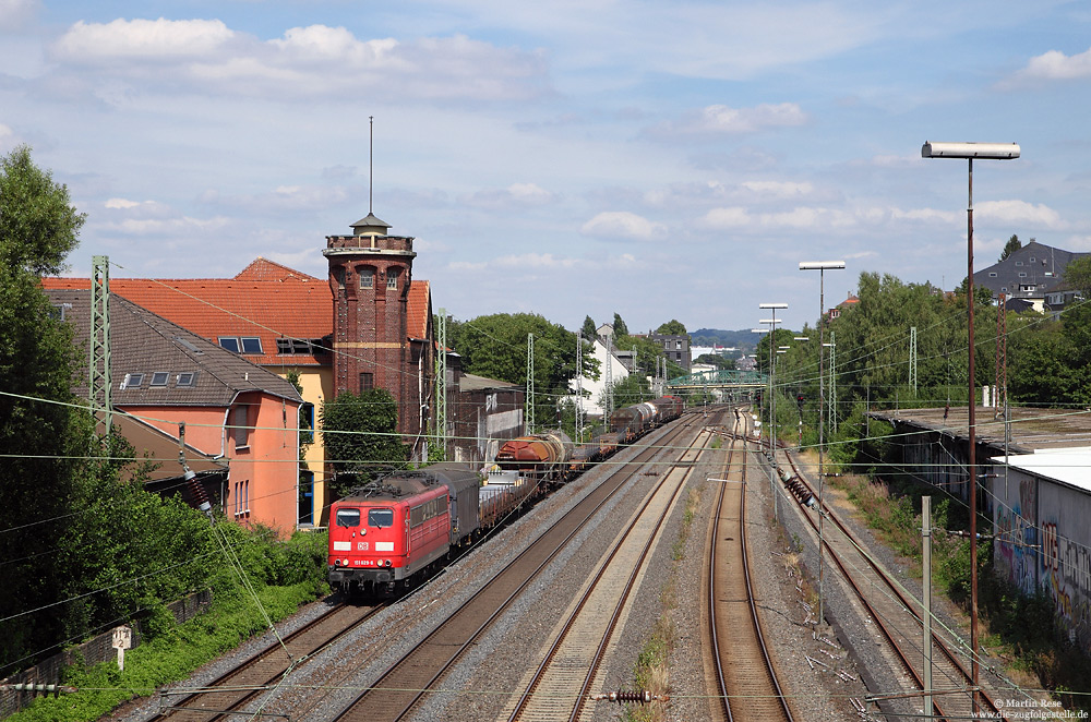 Obwohl schon zahlreiche Lokomotiven der Baureihe 151 verkauft oder verschrottet wurden, befinden sich noch einige Lokomotiven der Sechsachser im Einsatzbestand der DB. Am 31.7.2015 habe ich die 151 029 mit einem gemischten Güterzug bei Wuppertal Unterbarmen fotografiert.