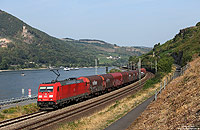 Zwischen Lorch und Assmannshausen fährt die 185 252 mit einem gemischten Güterzug gen Süden, 13.8.2015. Aufgrund von Bauarbeiten gab es an diesem Tag nur wenig Güterverkehr auf der rechten Rheinstrecke.