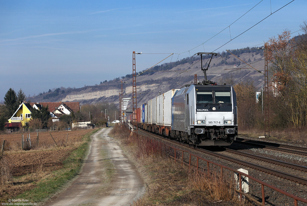 Nahe dem Haltepunkt Thüngersheim fuhr mir die 185 717 von „RAILPOOL“ vor die Linse. Im Jahr 2008 als 481 002-2 in Dienst gestellt, wurde die Lok am 1.9.2011 in 185 717 umgezeichnet und ist derzeit für boxXpess im Einsatz.